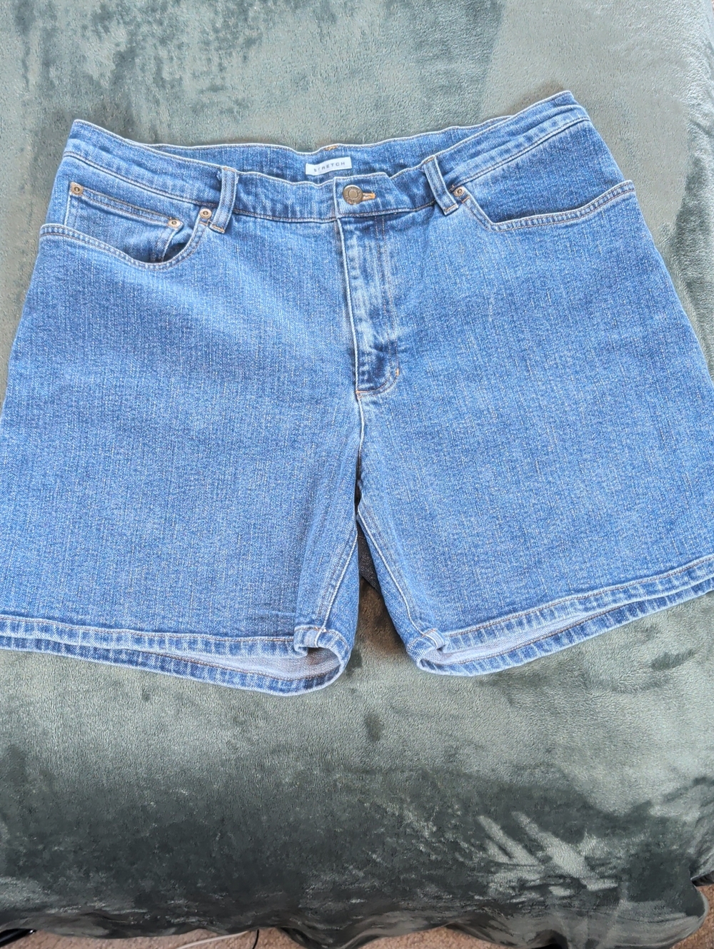 Classic High-Rise Blue Denim Jean Shorts - Five-Pocket Design